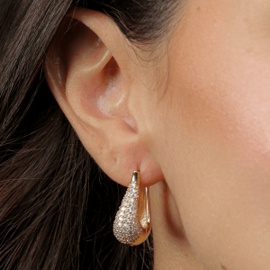 Brinco Dourado Formato de Ferradura Cravejado de Zircônia